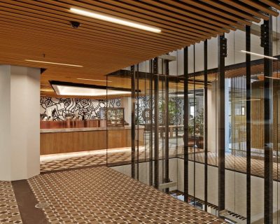 Linear ceiling office fit-out using SAS 750 tubeline system