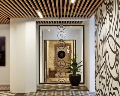 Linear ceiling office fit-out using SAS 750 tubeline system